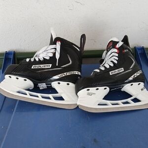 Bauer Vapor X35 Black and White Skates. SIZE 2